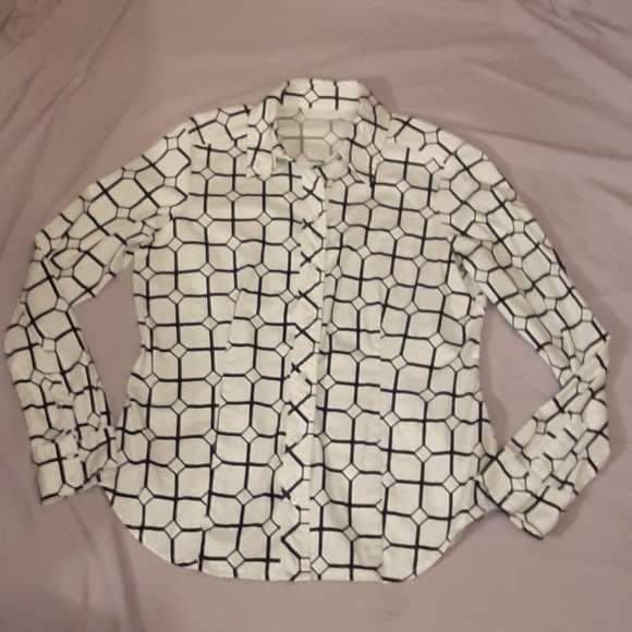 ** NEW YORK & COMPANY BLACK AND WHITE PRINT  TOP, SIZE  MEDIUM - Picture 7 of 7